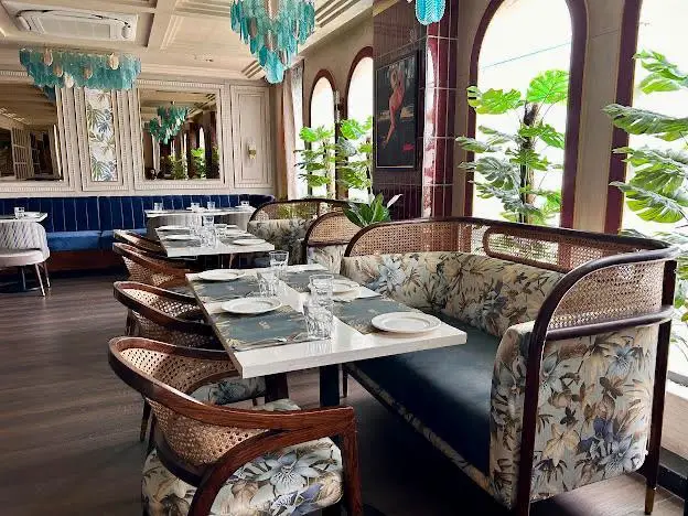 Dining hall at Zurii
